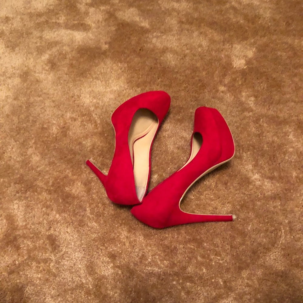 Red pumps